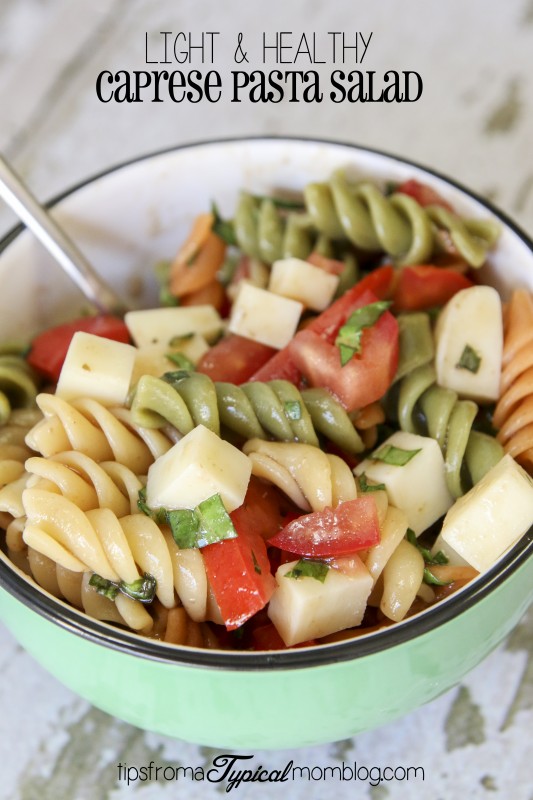 This Light and Healthy Caprese Pasta Salad is a sneaky way to work veggies into your kids diets. #RonzoniSummer #ad #Pmedia