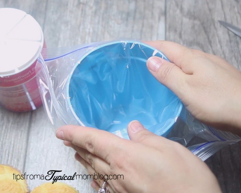 How to Frost Cupcakes with a Zip Lock Bag