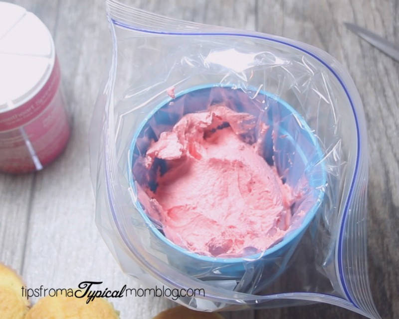 How to Frost Cupcakes with a Zip Lock Bag