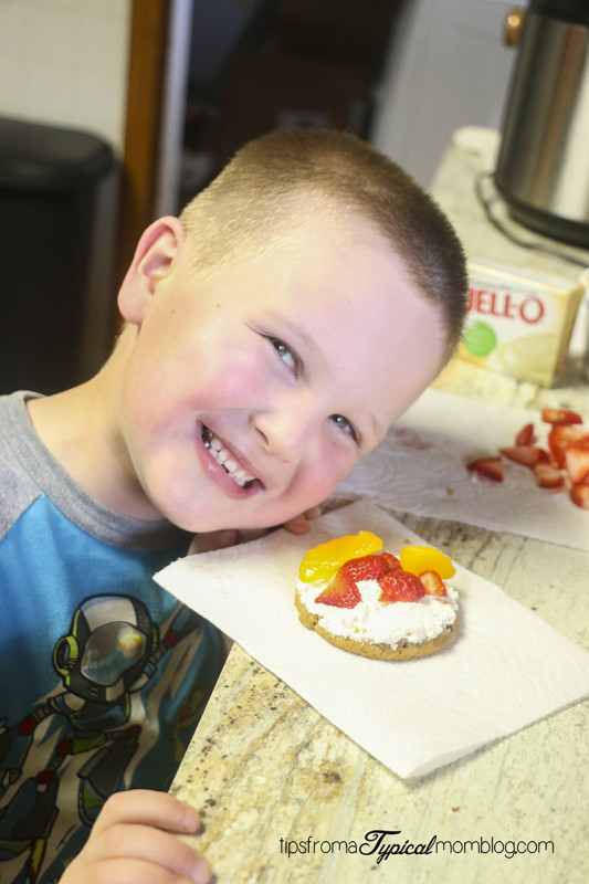 Cool Whip Mini Cheesecake Fruit Topped Pizzas for Kids